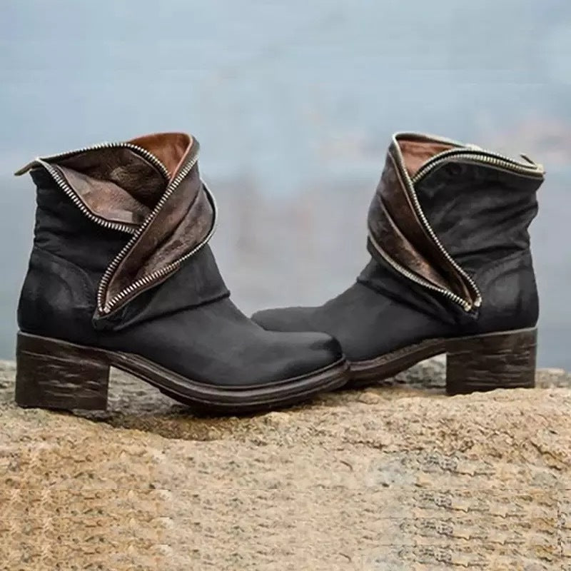LM | Elegant, fold-over ankle boots with zipper