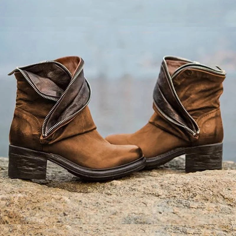 LM | Elegant, fold-over ankle boots with zipper