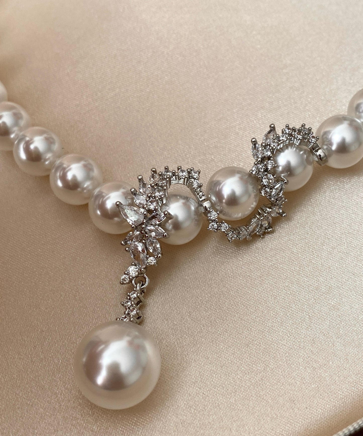 White Pearl Dragon Pattern Pendant Zircon Silver Choker
