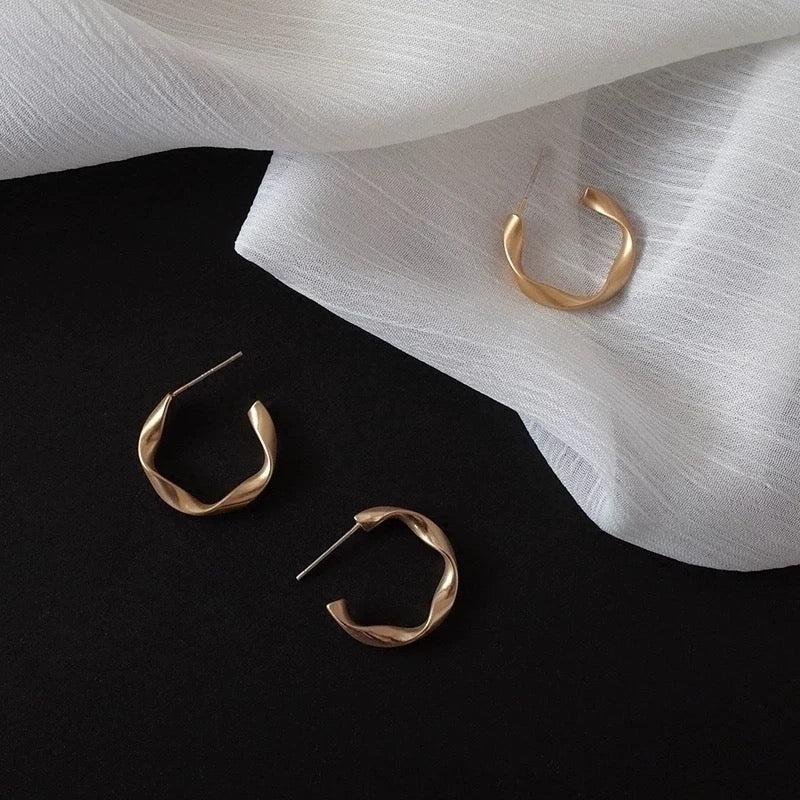 [] Ceres 9 to 5 Hoop Earrings