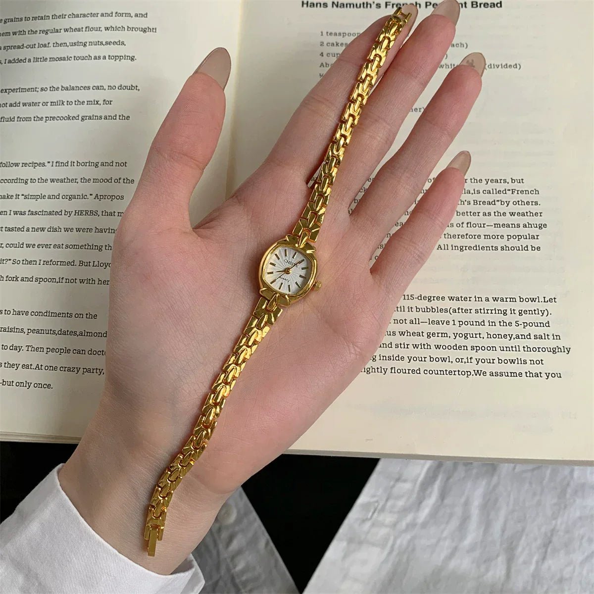 '-style Small Square Bracelet Watch