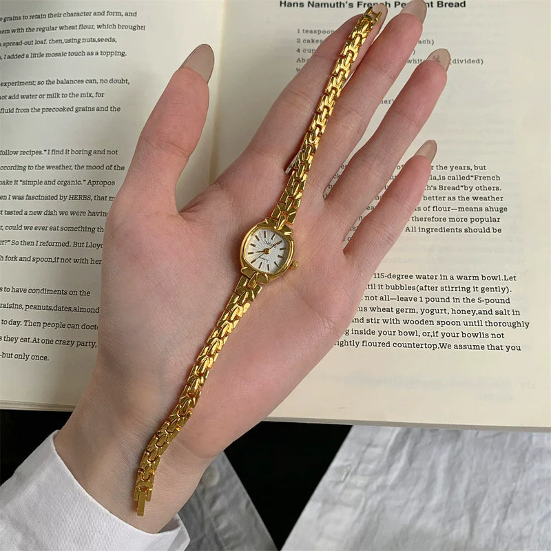 '-style Small Square Bracelet Watch