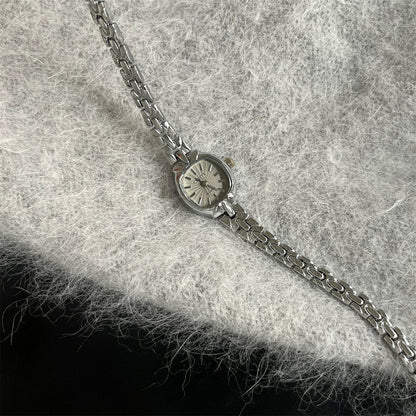 '-style Small Square Bracelet Watch