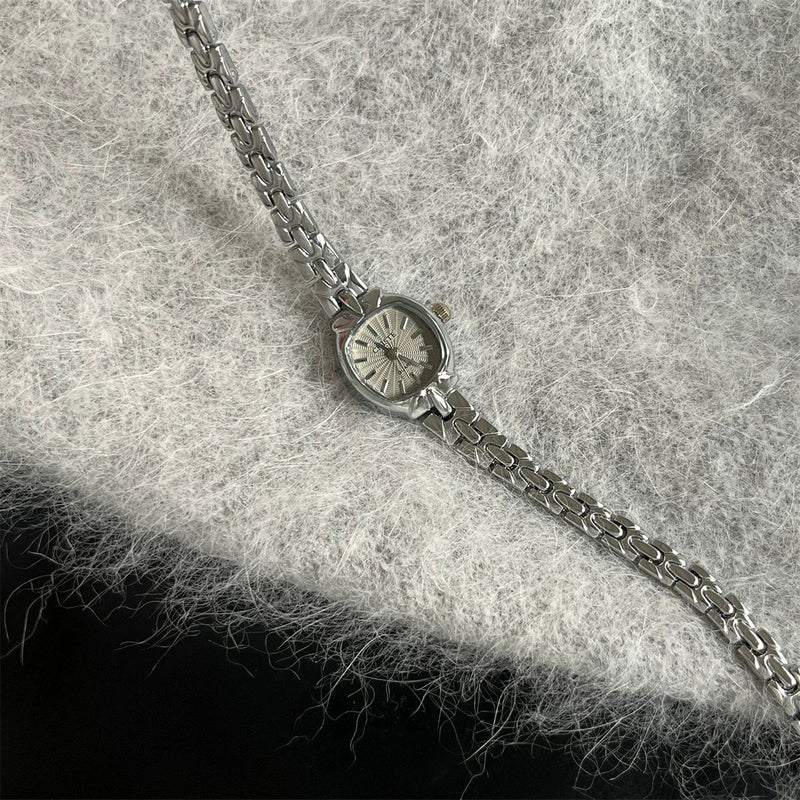 '-style Small Square Bracelet Watch