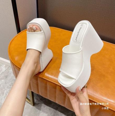 Chic Orthopedic Sandals with Unique Design