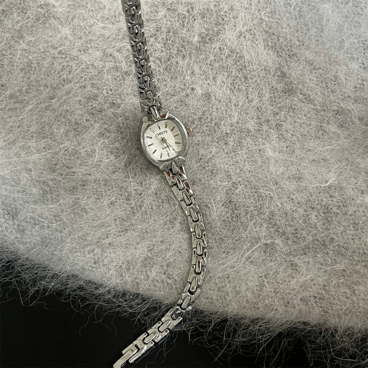 '-style Small Square Bracelet Watch