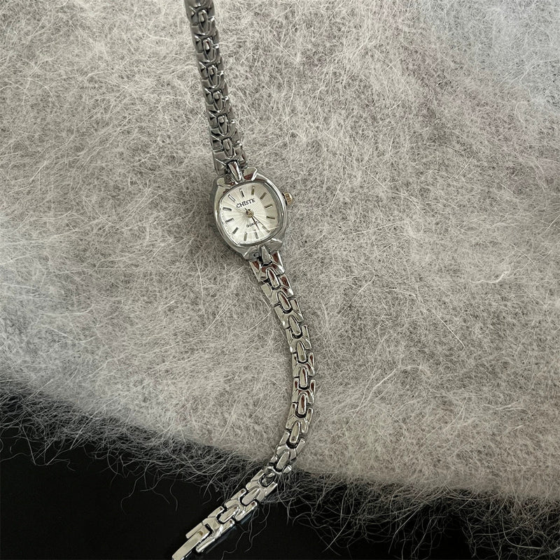'-style Small Square Bracelet Watch