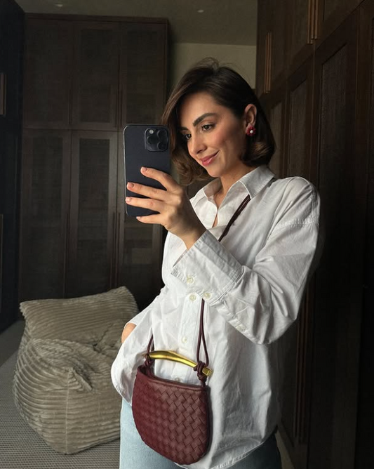 Mini bolso trenzado tipo bandolera con asa calada