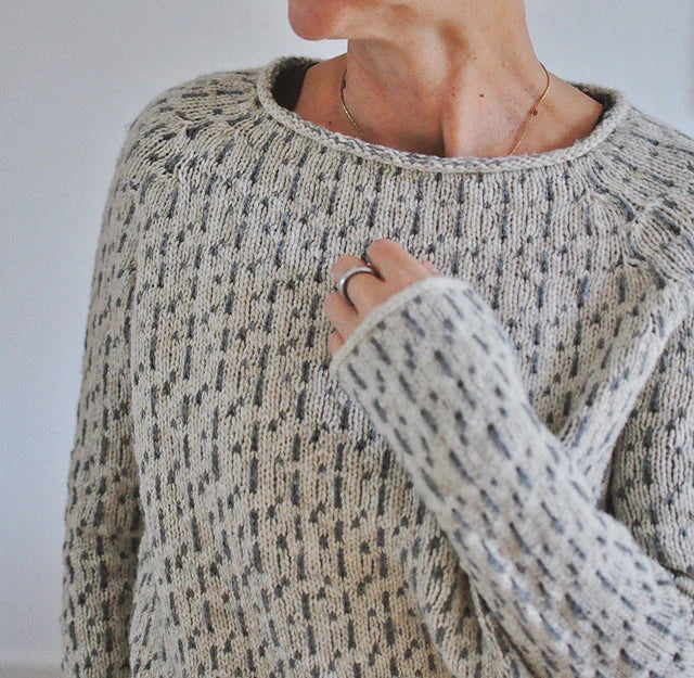 LM | Chic gray sweater with boat neckline