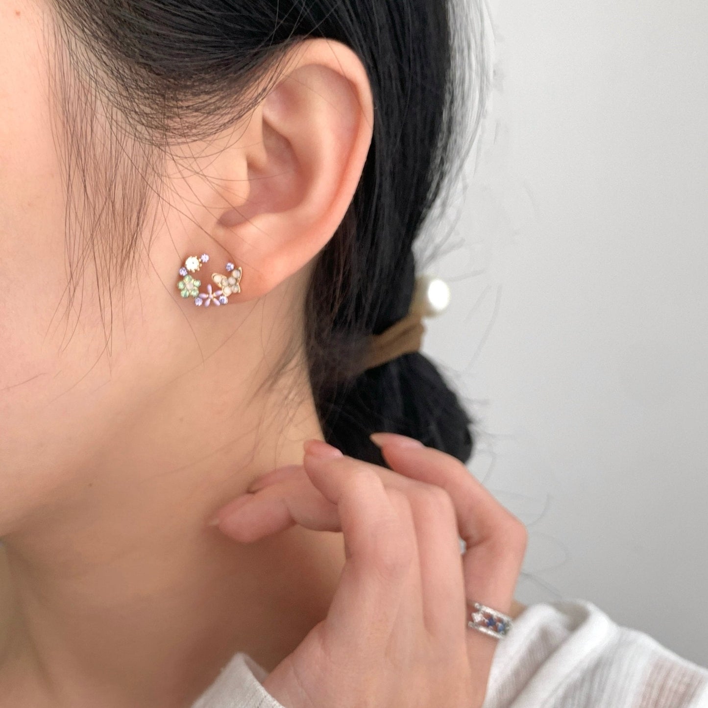 [] Lucy Flower Butterfly Stud Earrings