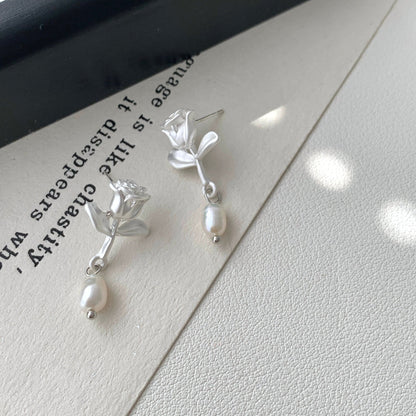 [] White Rose Pearl Earrings